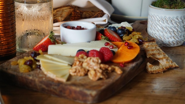 Deska serów i pieczywo